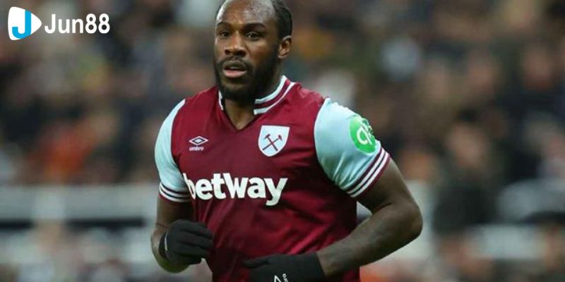 Michail Antonio có sự nghiệp thành công rực rỡ tại đấu trường danh tiếng Ngoại hạng Anh.